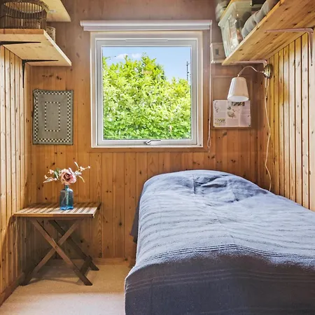 2 Bedroom Amazing In Prázdninový dům